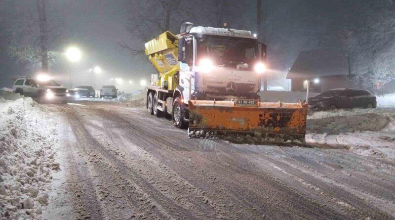 Kocaeli Büyükşehir Belediyesi, Yılbaşı Gecesi Vatandaşlara Güvenli Yolculuk İçin Karla Mücadele Çalışmalarıyla Hazırlıklarını Tamamladı 1