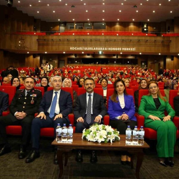 Kocaeli Valisi İlhami Aktaş ve Kocaeli Büyükşehir Belediyesi Başkan Vekili Berna Abiş'in katıldığı bir program-1