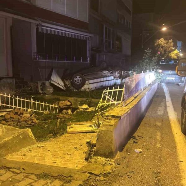 Kontrolden çıkan otomobil sitenin duvarı aşıp takla attı : 1 yaralı-resim