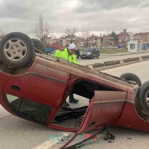 Kontrolsüz otomobilin park halindeki otomobile çarptığı an-1
