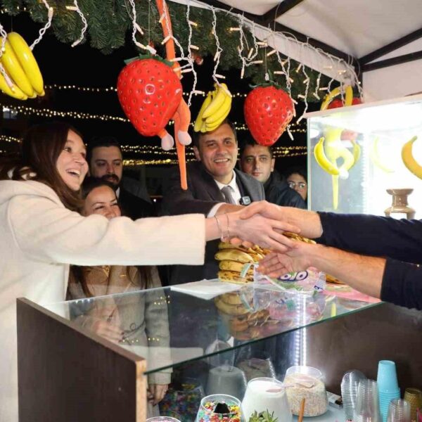 Manisalı Vatandaşlar Yeni Yıl Panayırında Kutlama Yapıyor-4
