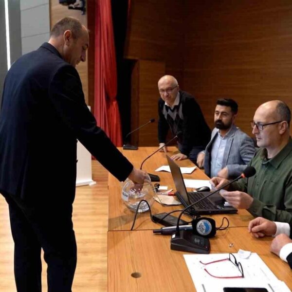 Melikgazi Belediye Başkanı Doç. Dr. Mustafa Palancıoğlu, yeni evlerine taşınacak ailelere ev anahtarlarını teslim ediyor-2