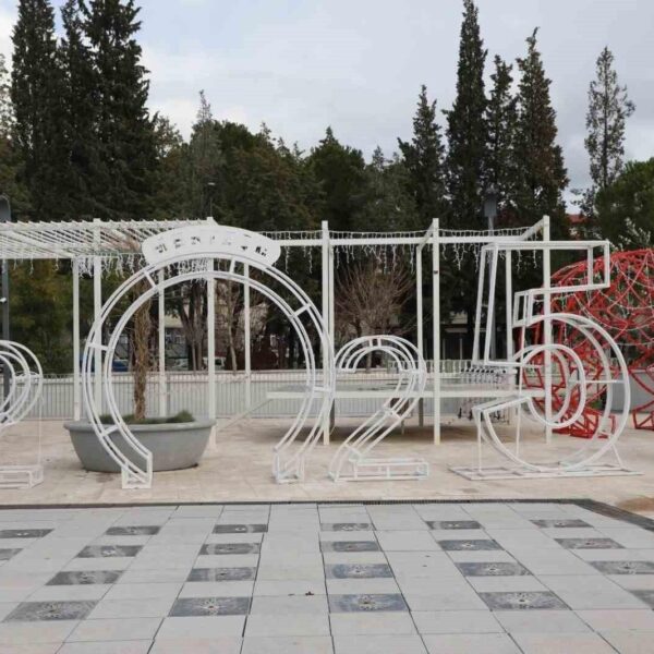 Menteşe Kent Meydanı'nda yılbaşı pazarı ve süslemeler-2