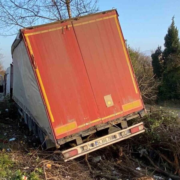 Mercedes marka tır sürüklenirken-2