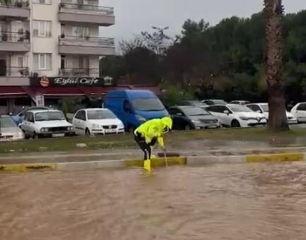 Milas'ta Yağış Sonrası Trafik Ekipleri Vatandaşlara Yardımcı Oldu 1