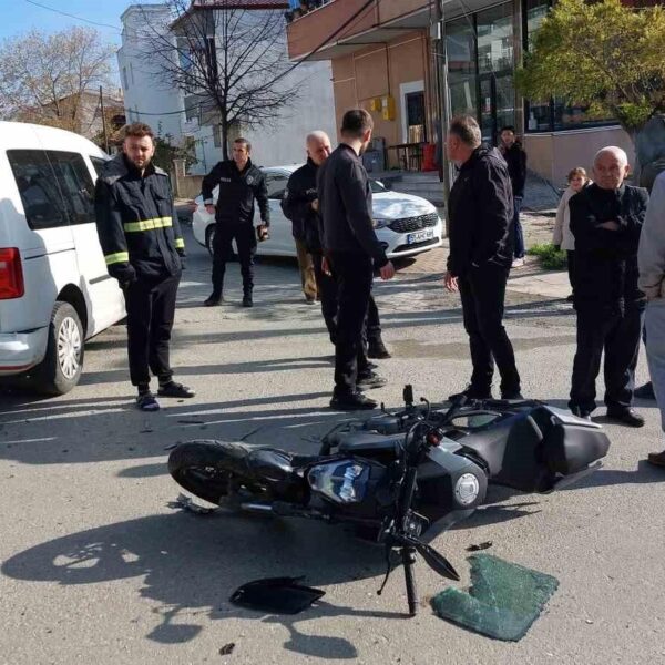 Motosiklet ile hafif ticari araç arasında meydana gelen kaza-1