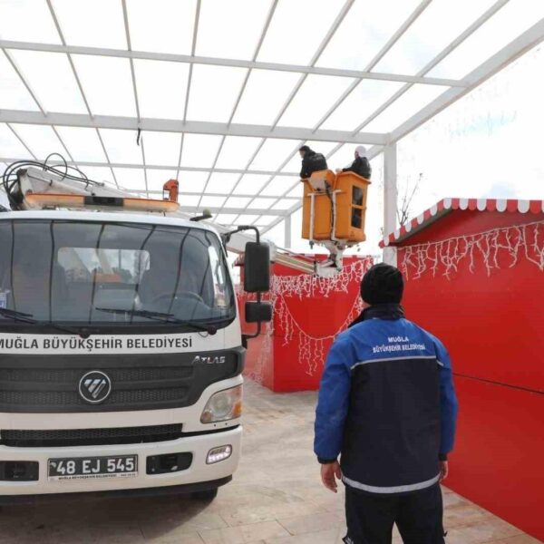 Muğla Büyükşehir Belediyesi ekipleri tarafından kurulu buz pateni pisti-1