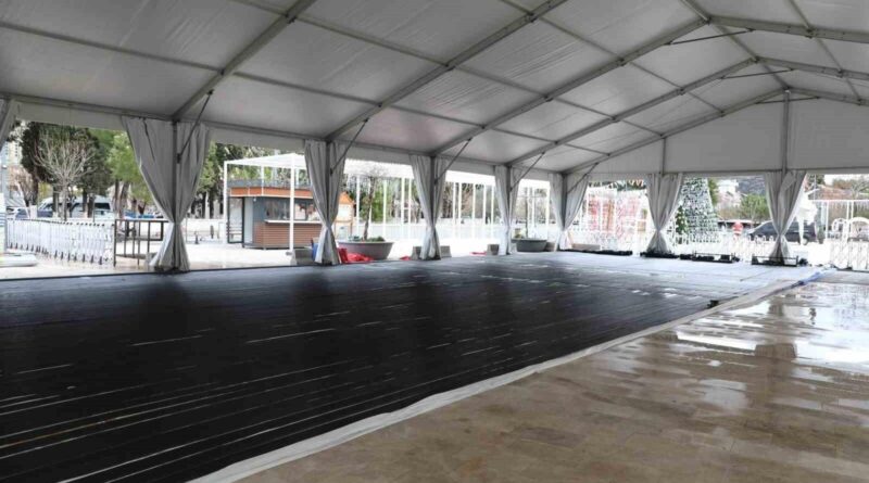Muğla'da Yılbaşı Festivali İçin Menteşe Kent Meydanı'nda Buz Pateni Pisti Yapıldı 1