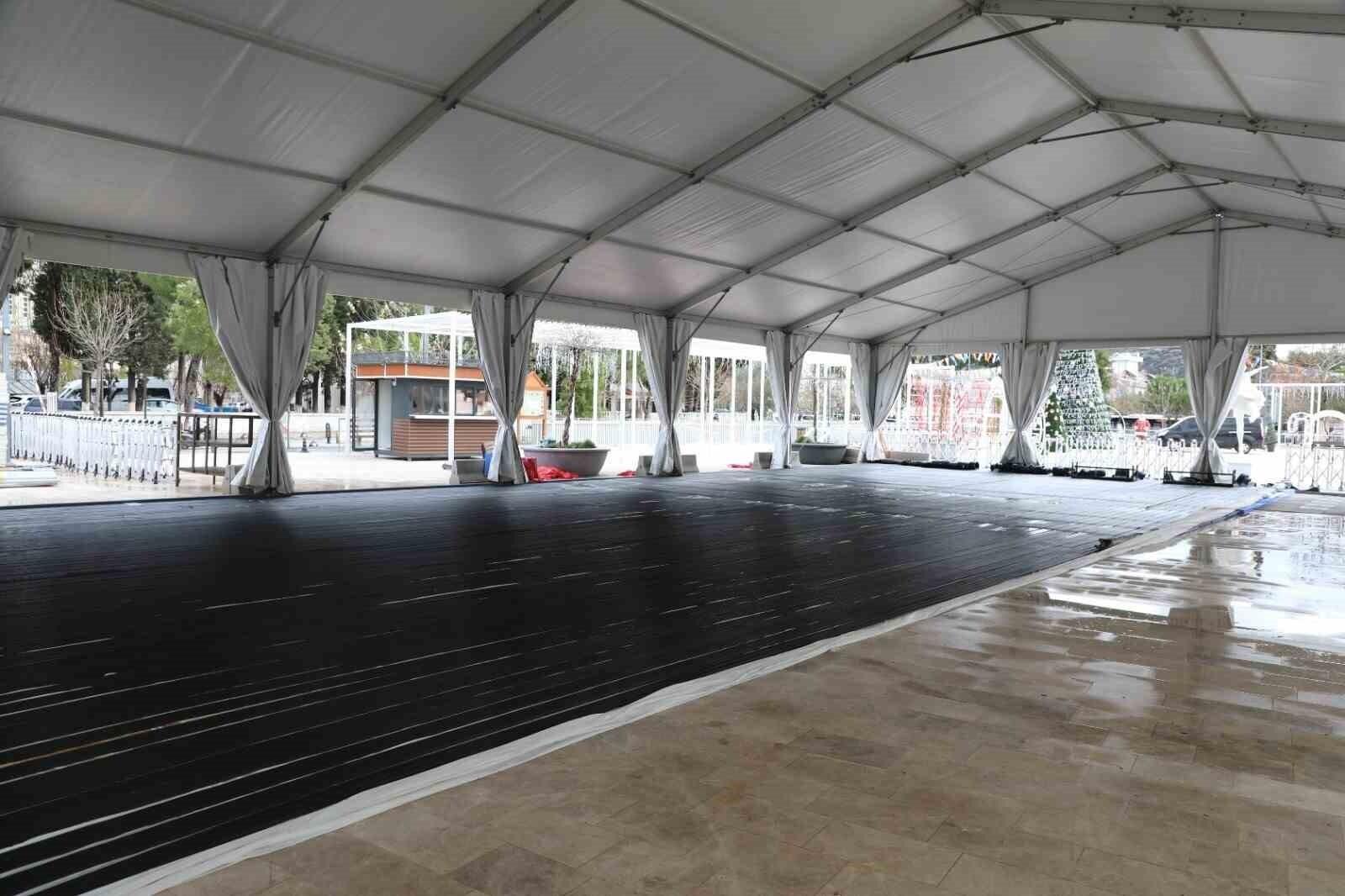 Muğla'da Yılbaşı Festivali İçin Menteşe Kent Meydanı'nda Buz Pateni Pisti Yapıldı 2