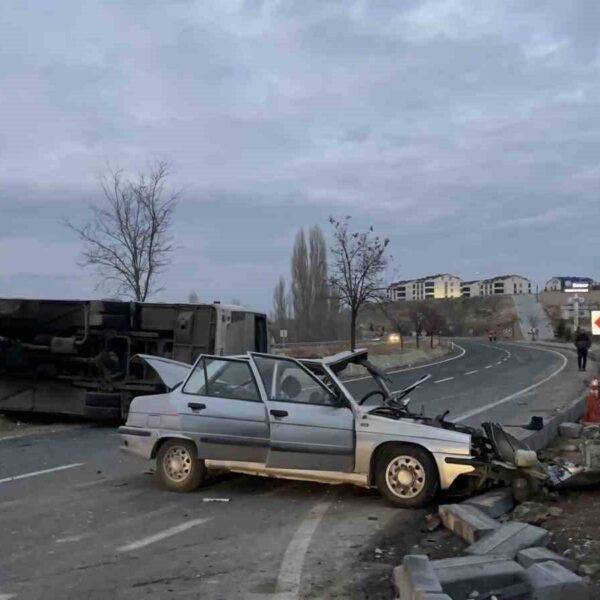 Nevşehir’de otomobille çarpışan öğrenci servisi devrildi: 24 yaralı-resim-2