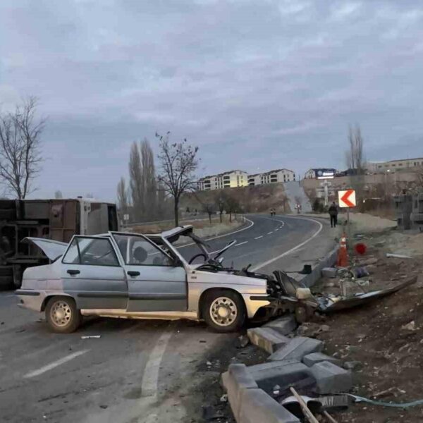 Nevşehir’de otomobille çarpışan öğrenci servisi devrildi: 24 yaralı-resim-5