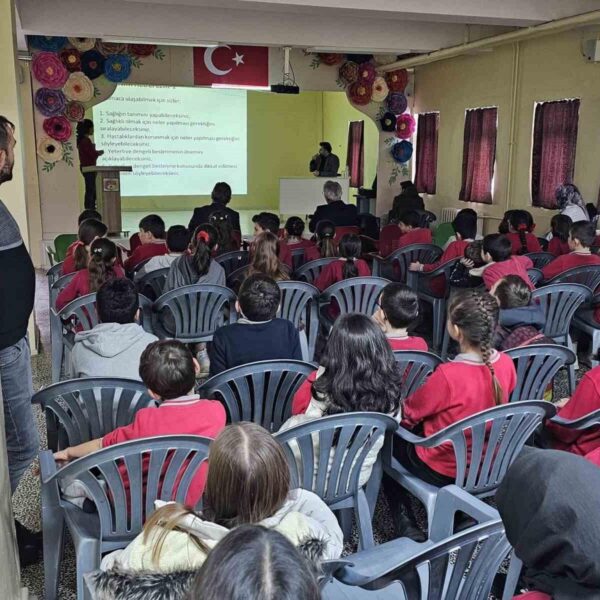 Öğrenciler bir söyleşinin sorularını soruyor