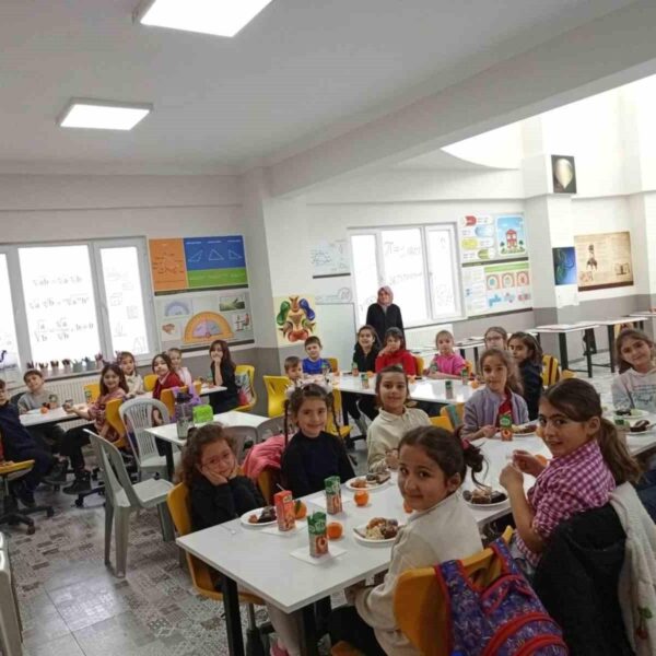 Öğrenciler Matematik Müzesi'nde ders alıyor.-1