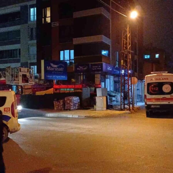 Polis ekipleri ile birlikte Çorum'da meydana gelen intihar kalkışının yer aldığı 5 katlı bina-2