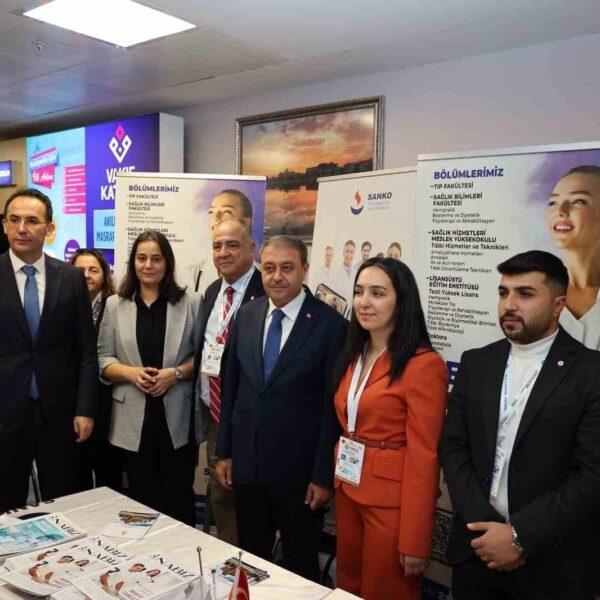 SANKO Üniversitesi stantında öğrencilerle görüşen SANKO Üniversitesi Rektör Yardımcısı Prof. Dr. M. Metin Bayram-5