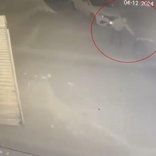 Şanlıurfa Eyyübiye ilçesinde yanan araç-1