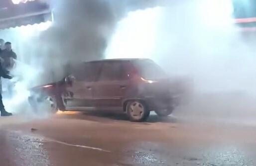 Sinop Boyabat'ta Oluşan Otomobil Yangını Vatandaşlar Ve İtfaiye Ekipleri Tar Adımlarıyla Kontrol Altına Alındı 1