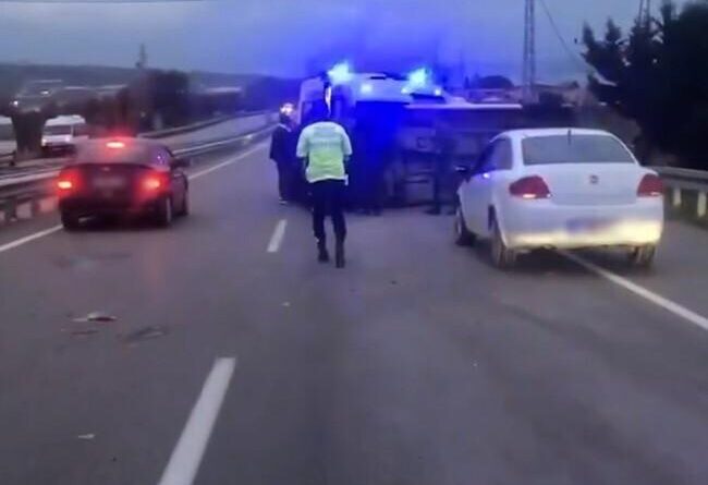 Sinop Taşmanlı Mevkisinde İşçi Servisi Kaza Sonucu Yan Yattı, 15 Kişi Yaralandı 1