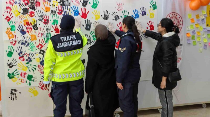 Sinop Üniversitesi'nde Kadına Yönelik Şiddete Müdahale Etkinliği: KADES Tanıtımı ve El Baskısı 1