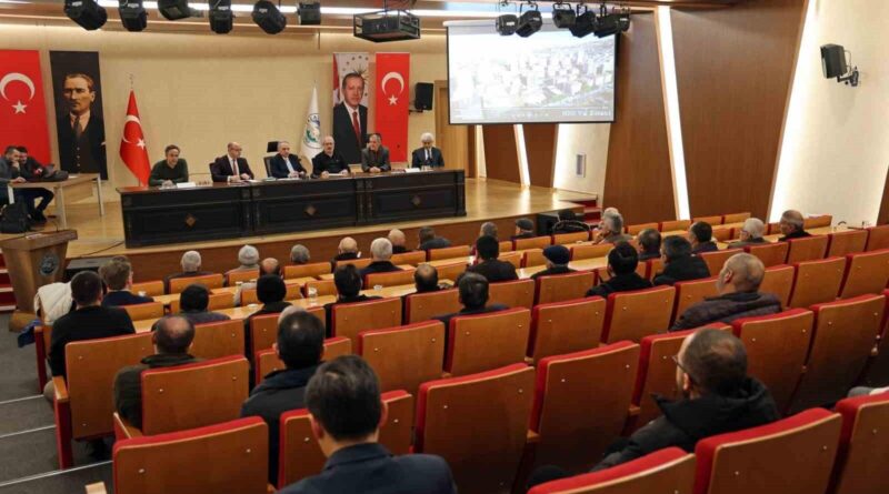 Talas Belediye Başkanı Mustafa Yalçın, Bahçelievler Mahallesi'ndeki Seren, Zafer ve Kurtuluş sitelerindeki vatandaşlarla kentsel dönüşüm toplantısı gerçekleştirdi. 1