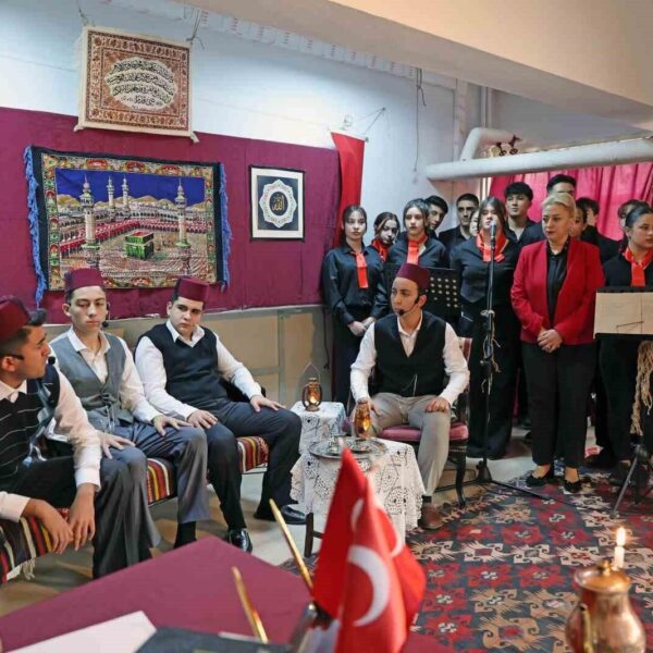 Talas Kaymakamı Yaşar Dönmez, programın ardından öğrencilere plaket takdim etti-2