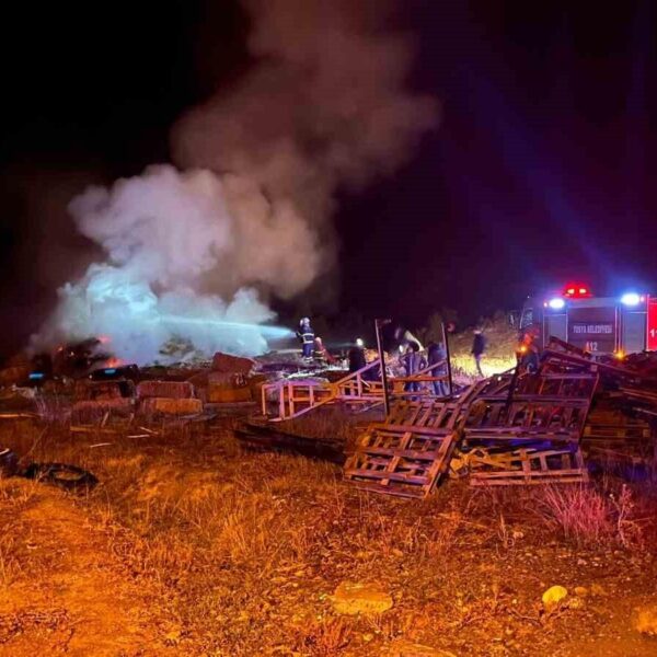 Tosya'da çıkan saman balya yangını-1