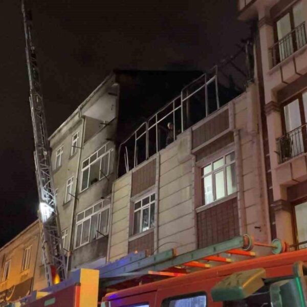 Tüp patlamasıyla yangın bitişik binağa doğru yayıldı