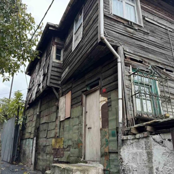 Yangın yerinden çıkan duman, çevreyi kaplıyor