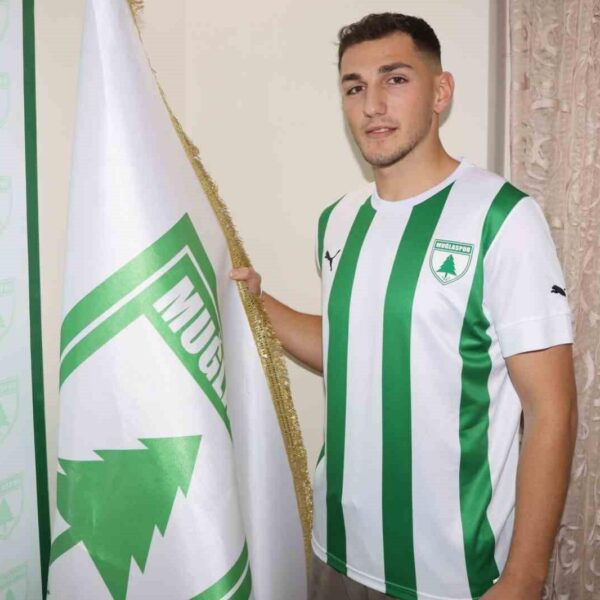 Yasin Uzunoğlu, Muğlaspor formasıyla fotoğraf çekimi yapıyor