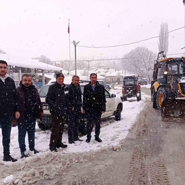 Yoğun kar yağışı nedeniyle kapanan bir yolun açılması çalışmaları-6