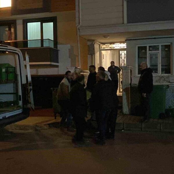 85 yaşındaki Nejdet Gönder'in evinde ölü bulunduğu apartman.-4