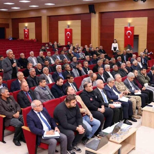 Adıyaman Valisi Osman Varol ve muhtarlar-1