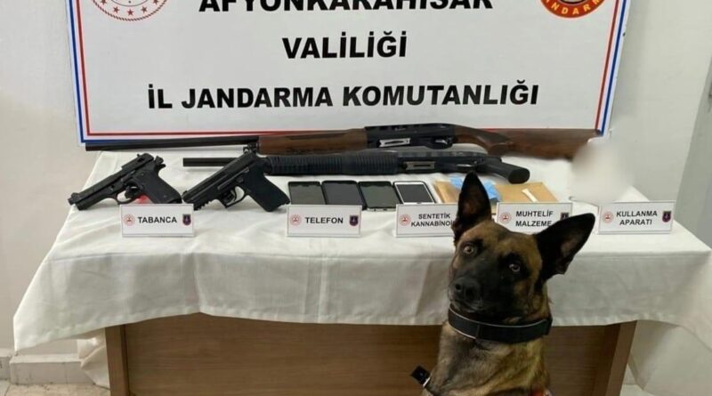 Afyonkarahisar'da Uyuşturucu Operasyonu: 441 Kullanımlık Madde Ele Geçirildi, 5 kişi Gözaltına Alındı 1