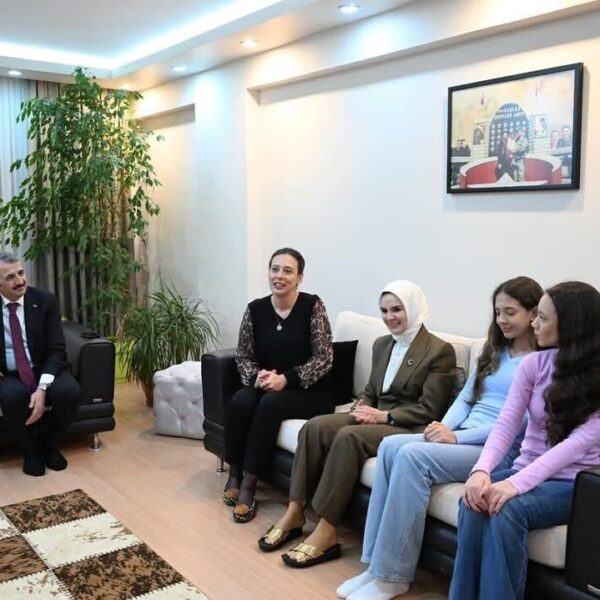 Aile ve Sosyal Hizmetler Bakanı Mahinur Özdemir Göktaş, şehit ailesiyle görüşüyor.-3