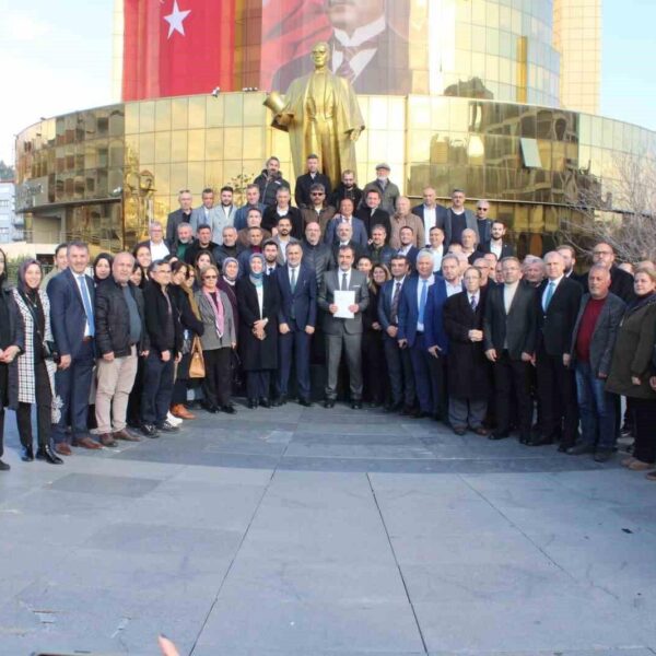 AK Parti Aydın İl Başkanı Mehmet Erdem mazbatasını alıyor.-1