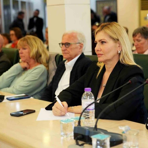 Alanya Belediye Başkanı Osman Tarık Özçelik ve yerleşik yabancılar Yeni Alanyalılar Meclisi toplantısında-3