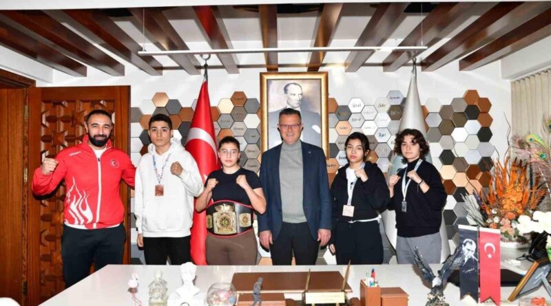 Alaşehir Belediye Başkanı Ahmet Öküzcüoğlu Muay Thai Şampiyonlarını Makamında Ağerladı 1