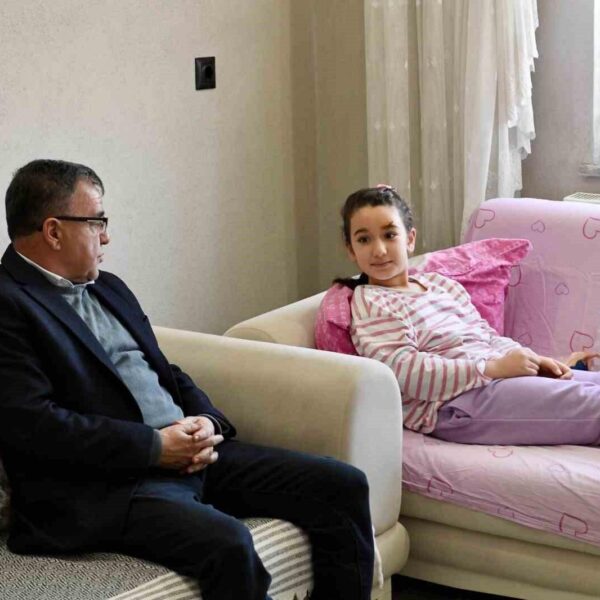 Altıeylül Belediye Başkanı Hakan Şehirli'nin kaza yapan öğrencileri ziyaret ederek geçmiş olsun dilekleri ile-5