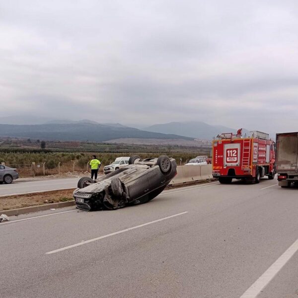 Ambulans kazada yaralı sürücüyü taşıyor