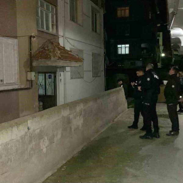 Apartman sakinleri duman nedeniyle dışarı çıktı.-3