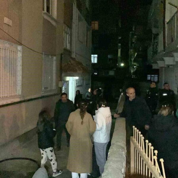 Apartman sakinleri duman nedeniyle dışarı çıktı.-5
