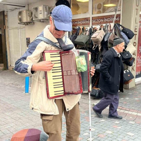 Aydınlı vatandaşların keyifle izlediği Arif Ayşen'in akordeon gösterisi-2