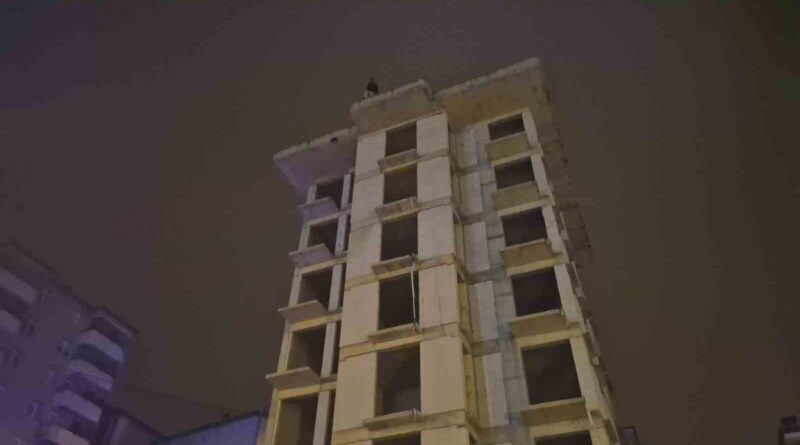 Bartın'da İntihar Etmek İsteyen Genç İkna Edilerek Aşağıya İndirildi 1