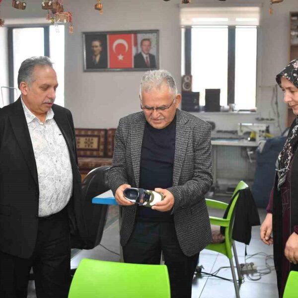 Başakpınar Umay Kadın Kooperatifi üyeleri ile beraber Kayseri Büyükşehir Belediye Başkanı Dr. Memduh Büyükkılıç, kooperatifte üretilen ürünlerini inceliyor.-2