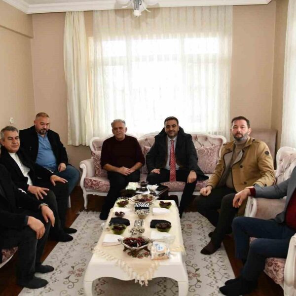Başiskele Belediye Başkanı Yasin Özlü'nün umre ziyaretini gerçekleştiren hemşehrilerini evlerinde ziyaret ettiği görseli-1