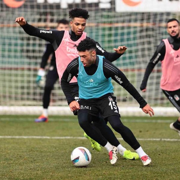 Beşiktaş teknik direktörü Ole Gunnar Solskjaer antrenmanı izliyor-2
