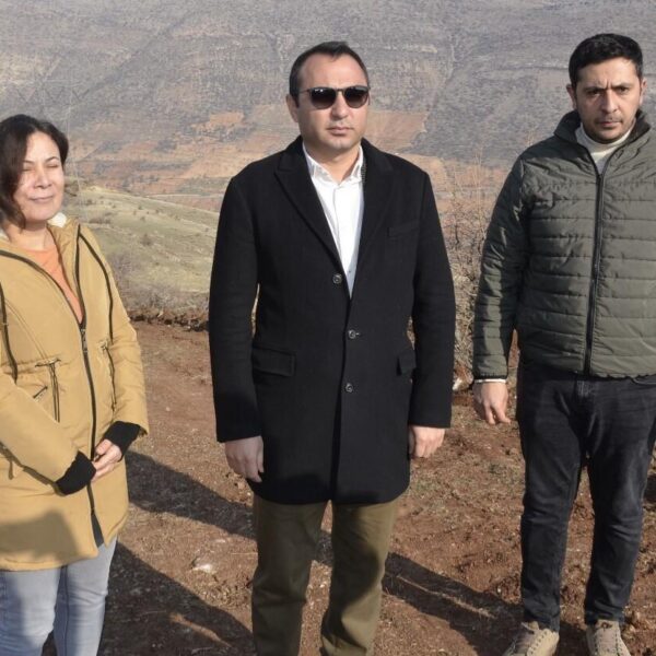 Besni Kaymakamı Çağlar Partal'ın ağaçlandırma projesini yerinde incelediği görüntü.-1