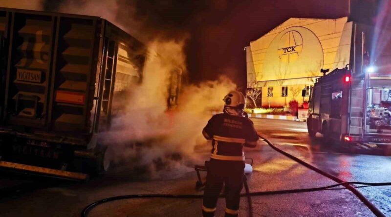 Bilecik'te Kamyon Yangını, Itfaiyenin Müdahalesiyle Söndürüldü 1