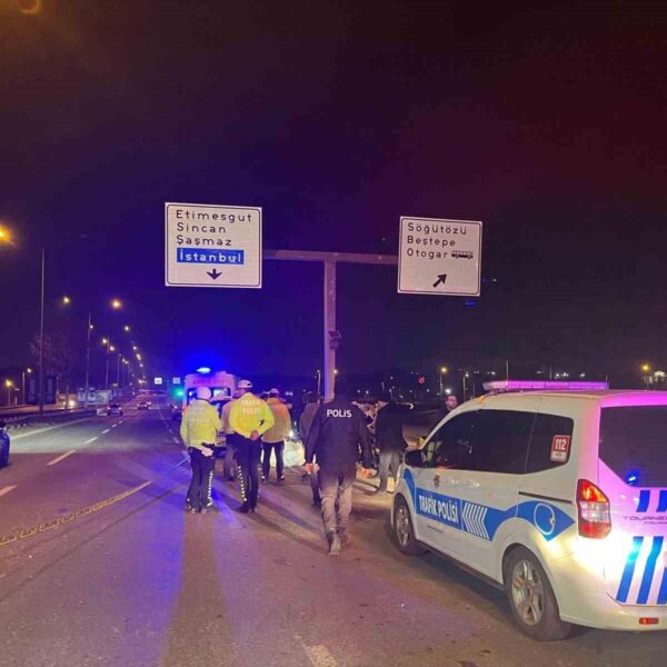 Bir otomobilin bariyerlere çarpması sonucu kazaya karışması-1