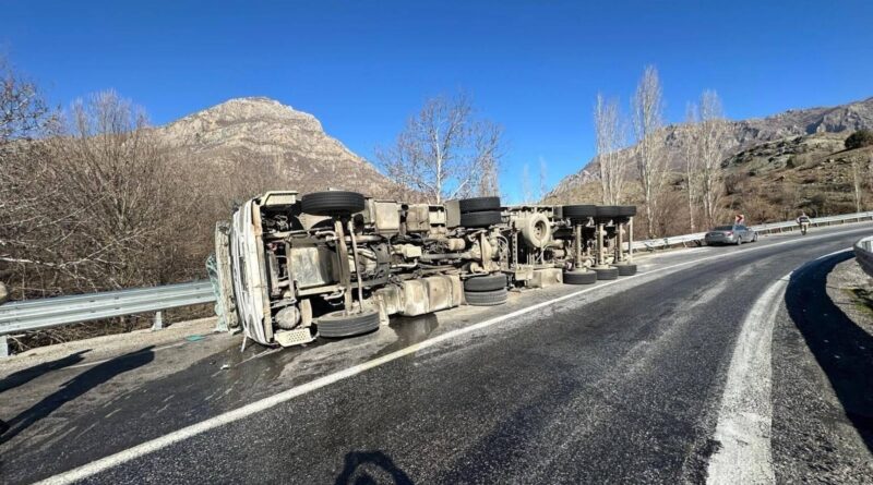 Bitlis'te Virajı Alamayan Tır Devrilir, Sürücü Yaralandı 1